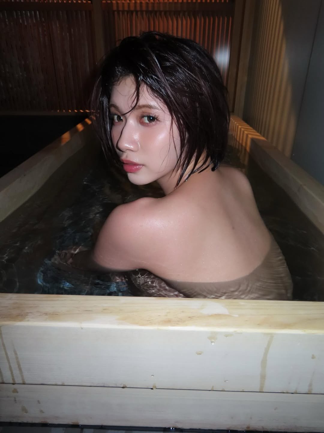 nozomi_ishihara.official 게시물 이미지: 広島で写真集を撮影してきましたん
全部の色が濃い、目に入るモノ全てが素敵で
静かで綺麗でご飯も...