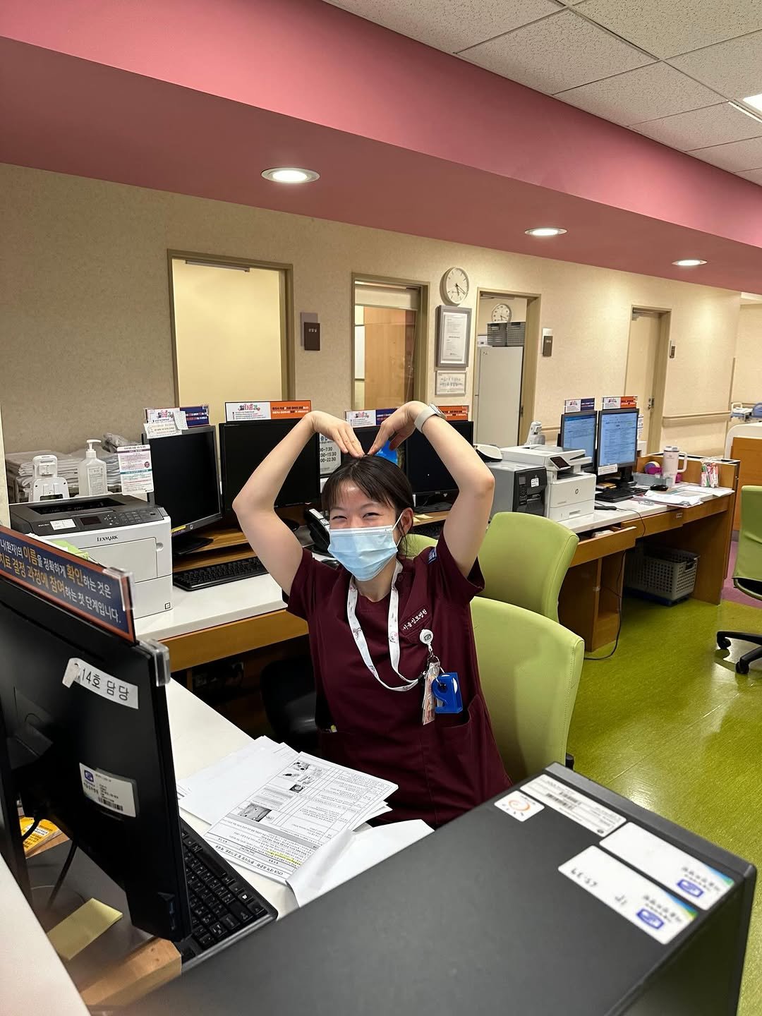 Photo by 널핏(NURFIT)•간호사를 간호하는 브랜드 on February 16, 2026. May be an image of stethoscope, glasses, hospital, office and text.