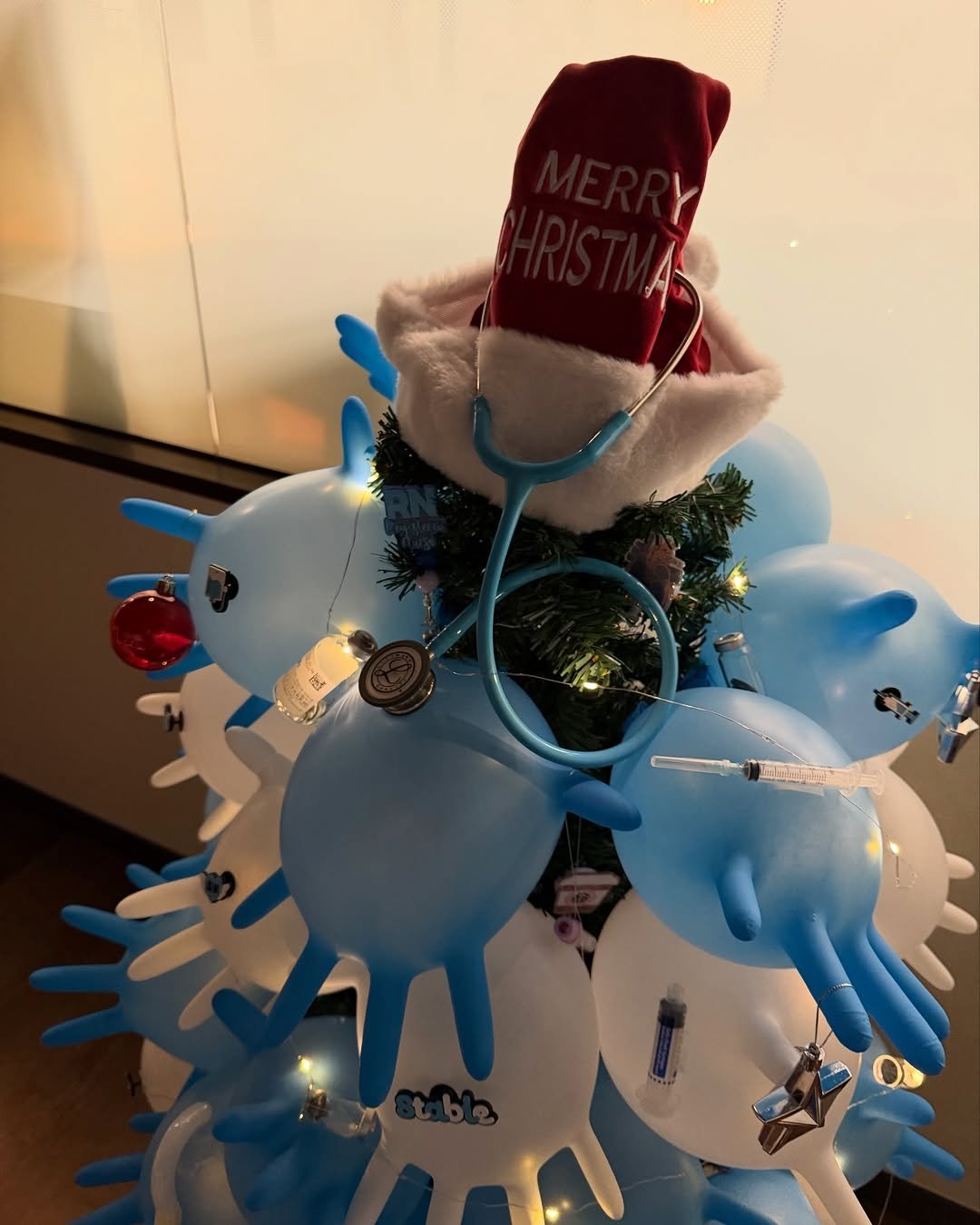 Photo by 널핏(NURFIT)•간호사를 간호하는 브랜드 on December 24, 2025. May be an image of christmas tree, tinsel, beach ball, balloon, snowman and text.