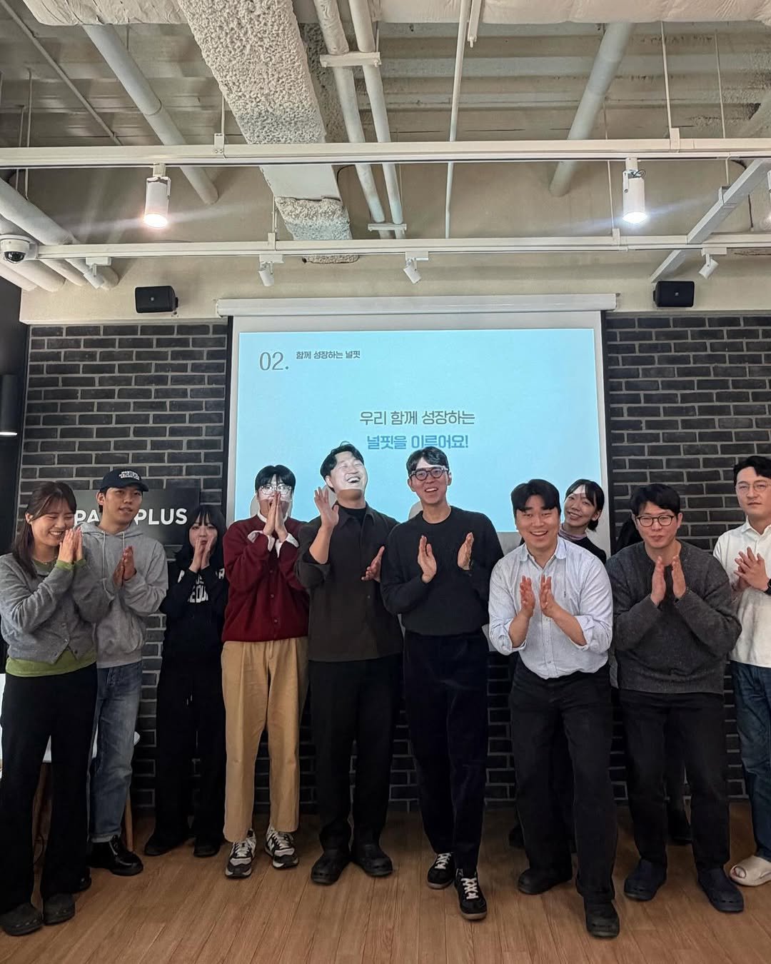 Photo by 널핏(NURFIT)•간호사를 간호하는 브랜드 on December 30, 2025. May be an image of standing and text that says '02 就 태선장하는 02.패생.하는넘핏 닐핏 BHz 우리함께성장하는 우리 함께 성장하는 널핏을 이루어요! 널핏을이어요! 0度 PASPLUS PA PLUS X서'.