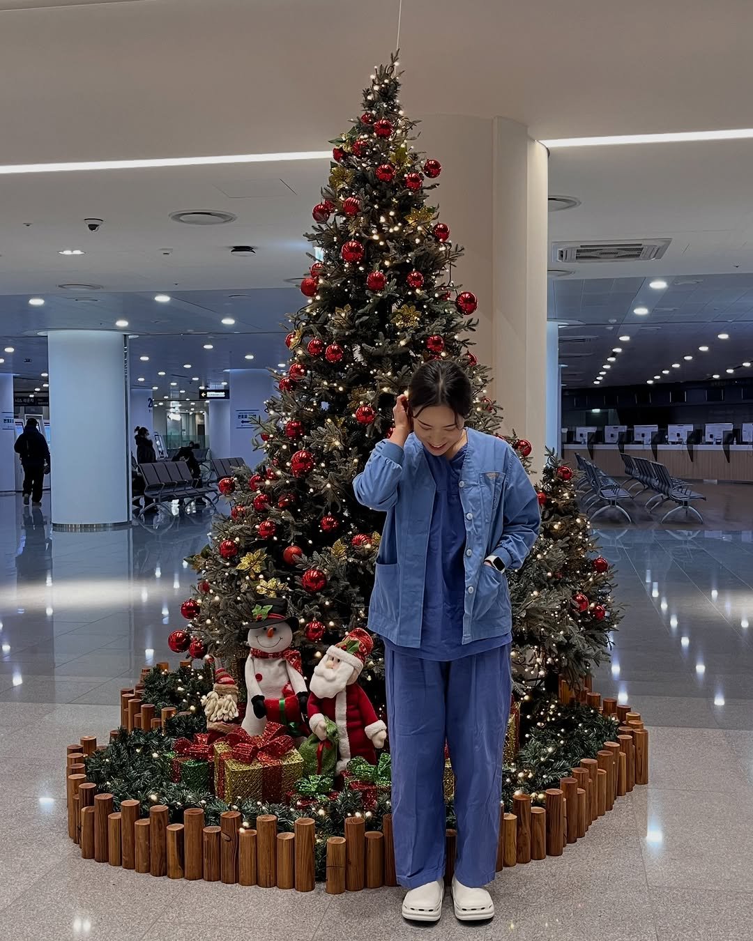 Photo by 널핏(NURFIT)•간호사를 간호하는 브랜드 on December 23, 2025. May be an image of christmas tree, tinsel and text.