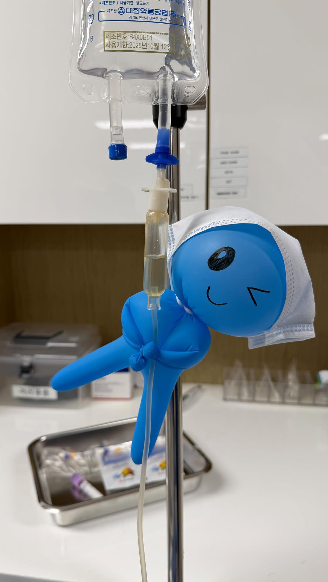 nurfit_official 게시물 이미지: 멸균장갑으로 만든 간호사 캐릭터🧚 요즘 이게 MZ간호사들 사이에서...