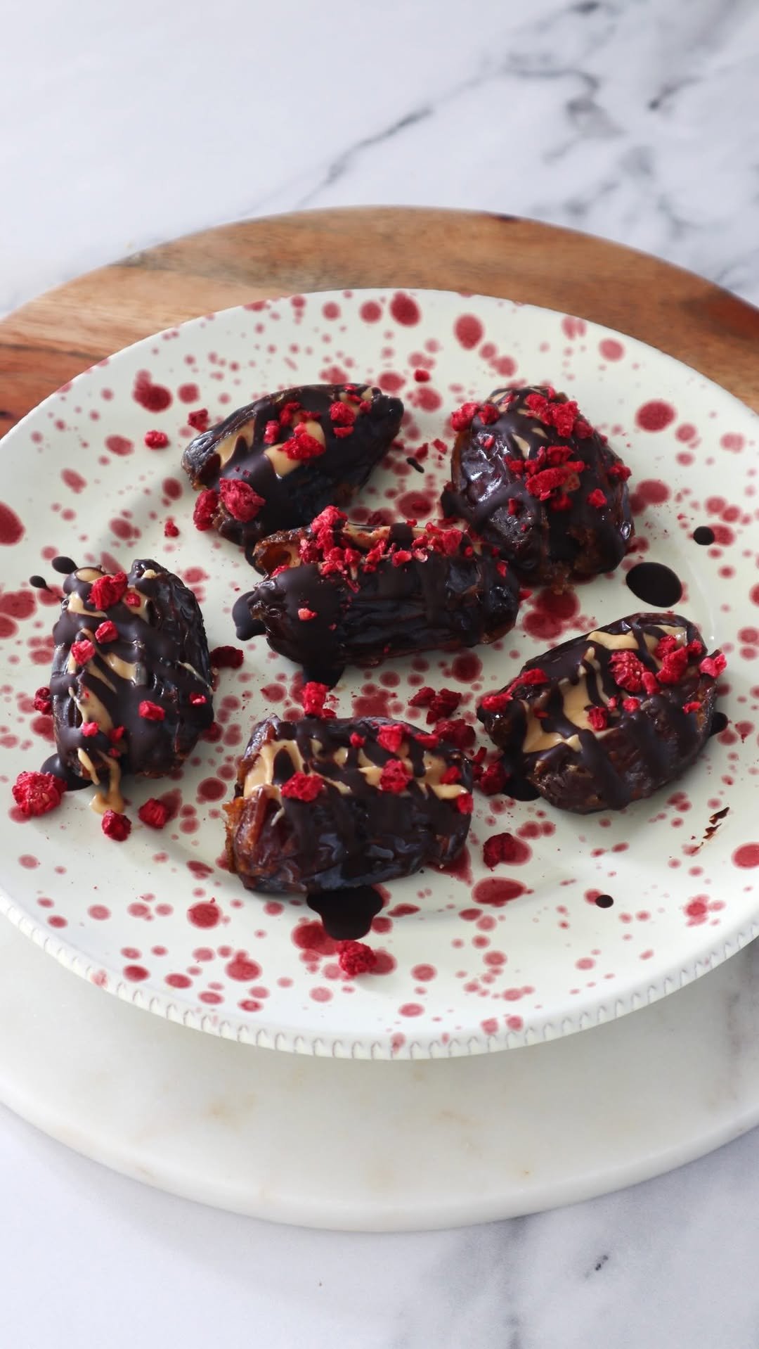 nutritiouslydelicia 게시물 이미지: These Chocolate Raspberry Cashew Butter Dates...