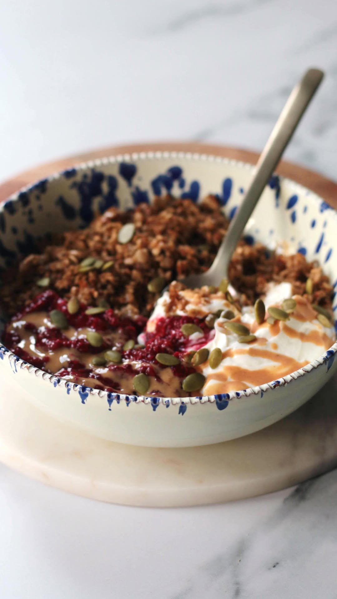 nutritiouslydelicia 게시물 이미지: This bowl is warm, fruity, and packed with...