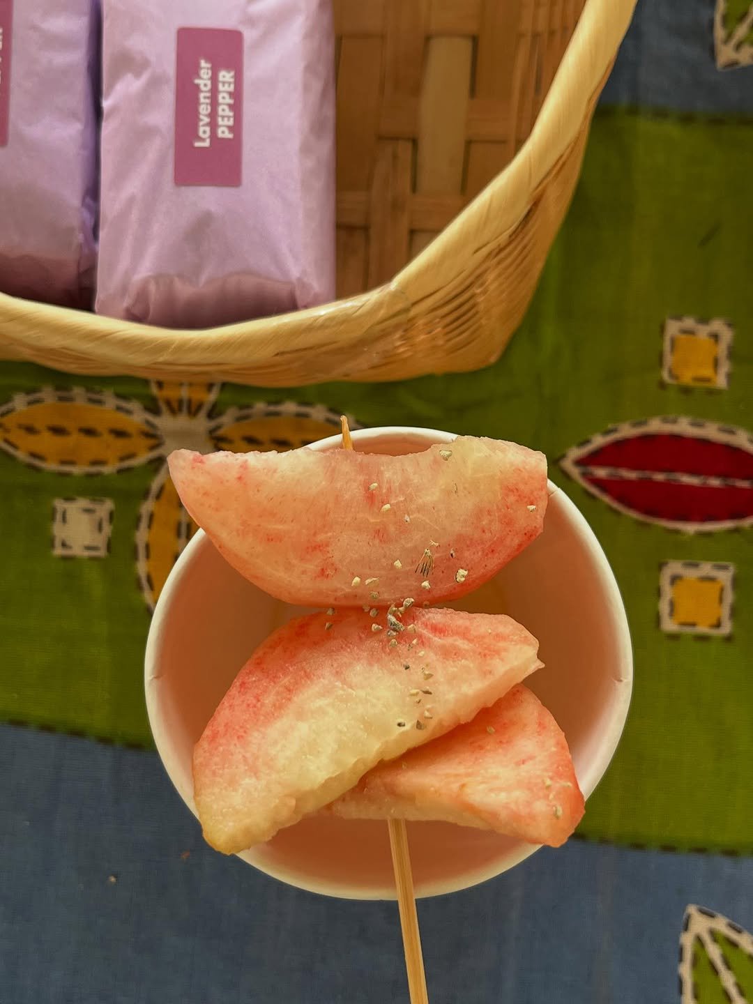 Photo by Ö PEPPER | 오페퍼 후추전문점 on July 13, 2025. May be an image of coconut macaroon, baguette, mangosteen, pear, melon, mango, fruit cocktail, dragon fruit, wafer, pomelo and text that says 'Lavender ApP PEPPER 소대'.