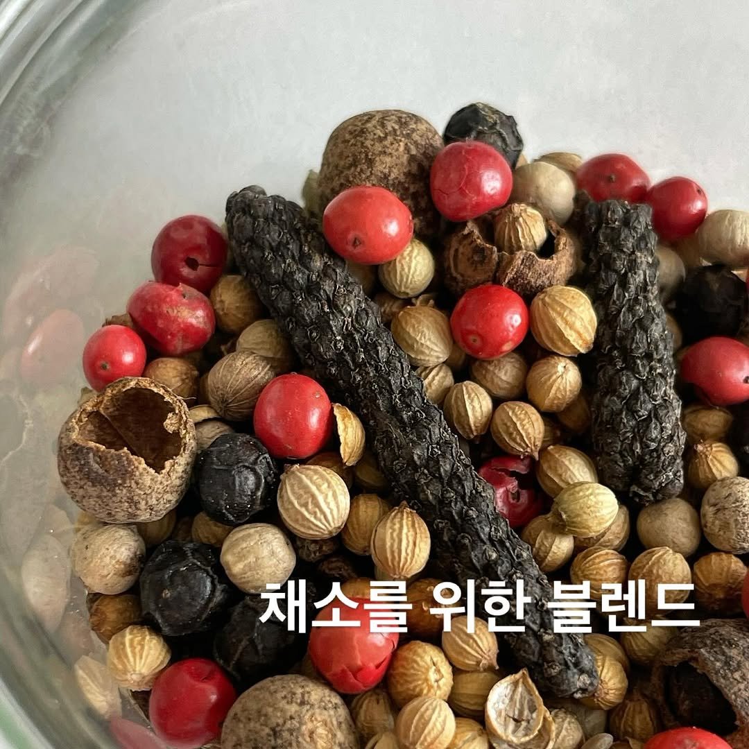 Photo by Ö PEPPER | 오페퍼 후추전문점 on September 16, 2025. May be an image of spice, condiment and text that says '轉'.