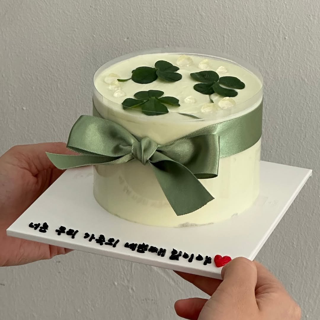 Photo by 봉담카페ㅣ오늘도오솝ㅣ봉담답례품ㅣ수제디저트ㅣ봉답케이크ㅣ디저트카페ㅣ쌀빵ㅣ쌀디저트 on August 12, 2025. May be an image of chiffon cake, pie, candle, cheesecake and text.