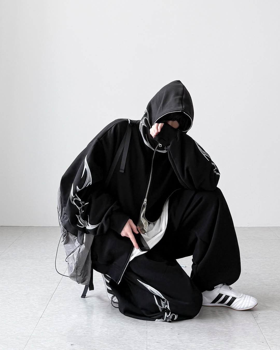 Photo by 영재/유어너스 on August 30, 2025. May be an image of 1 person, duffle coat, overcoat, face mask, cloak, parka, sweatsuit, sweatpants and text.