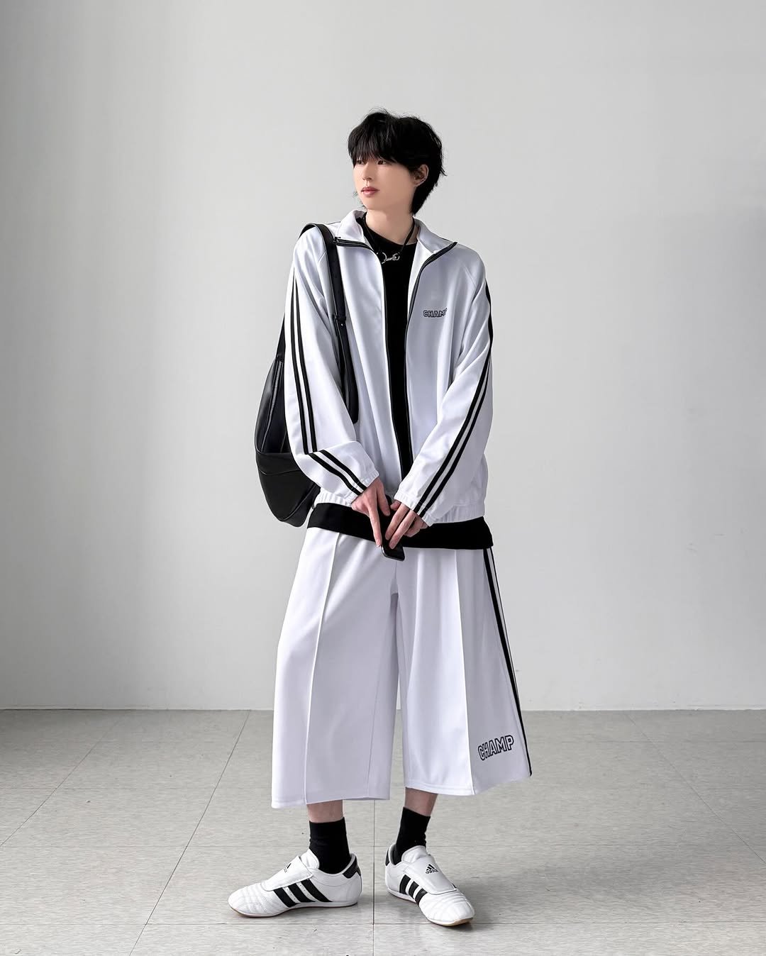 Photo by 영재/유어너스 on April 23, 2026. May be an image of parka, sportswear, sweatpants, drawstring and text.