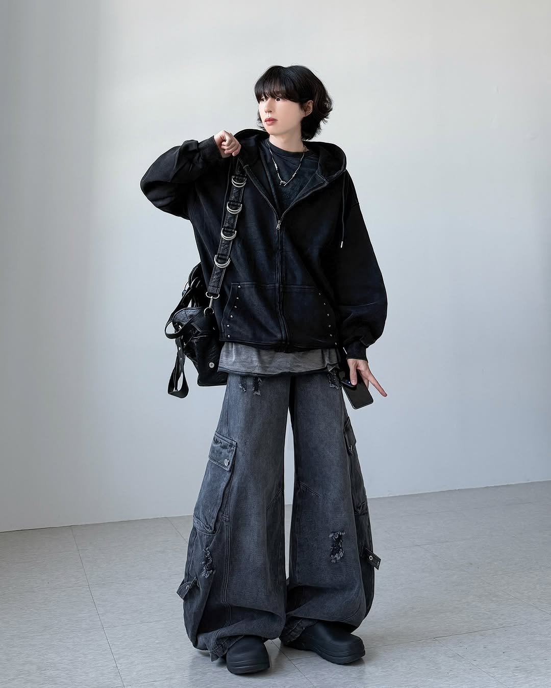 Photo by 영재/유어너스 on September 22, 2025. May be an image of 1 person, duffle coat, overcoat, jacket and text.