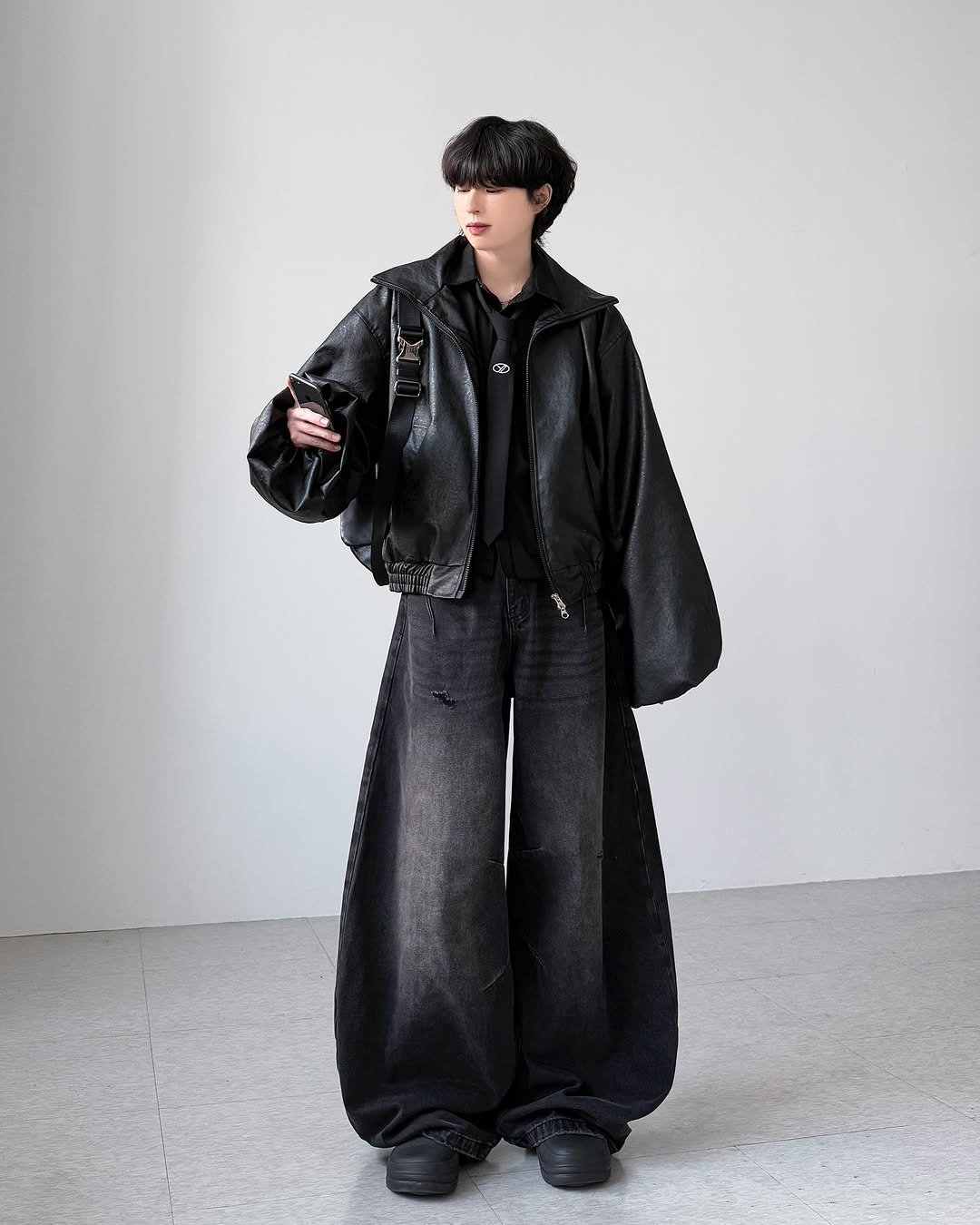 Photo by 영재/유어너스 on November 08, 2025. May be an image of duffle coat, overcoat, cloak, jacket and text.