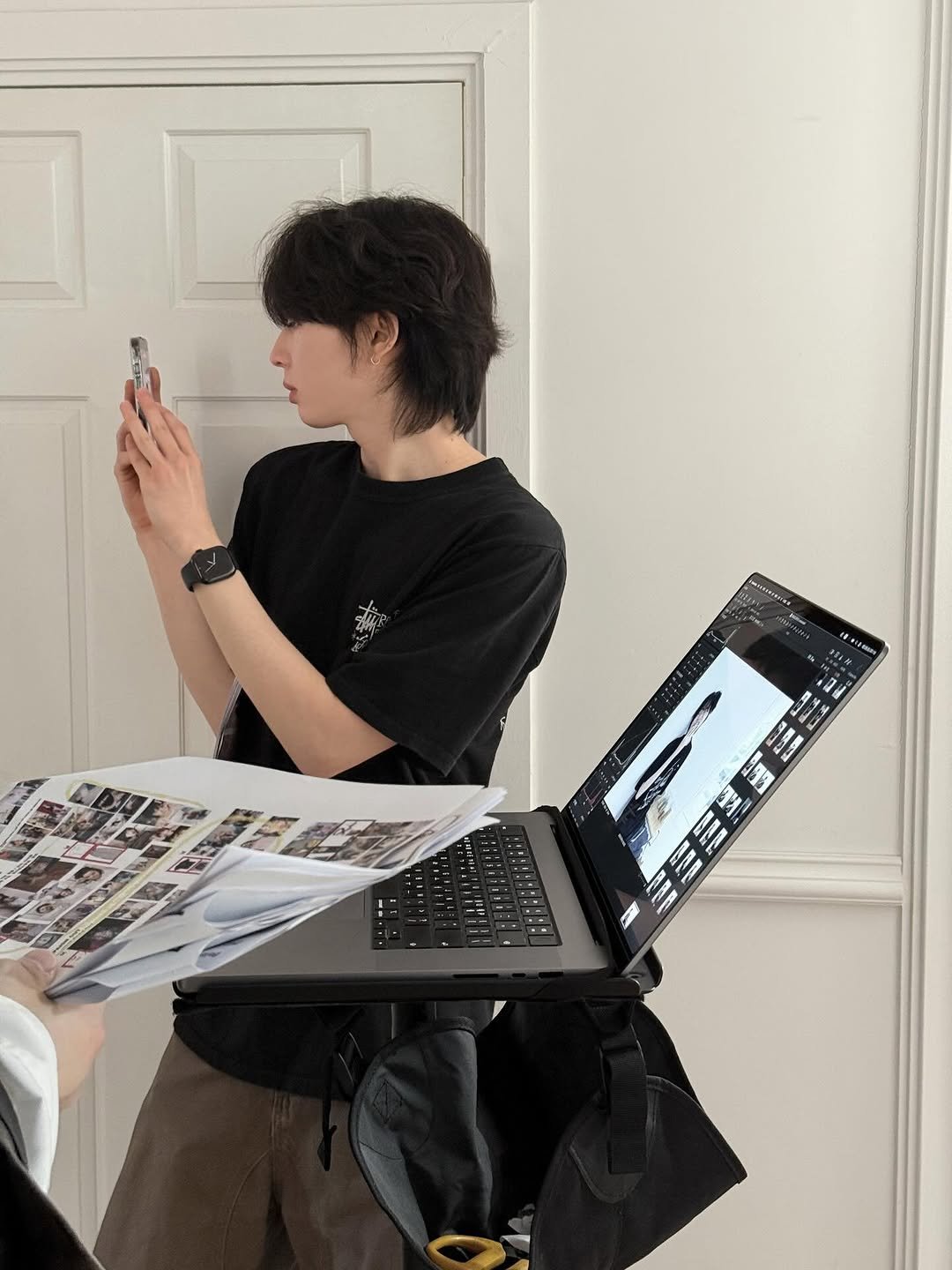 Photo by 영재/유어너스 on April 25, 2026. May be an image of phone, tablet, clipboard, laptop and text.