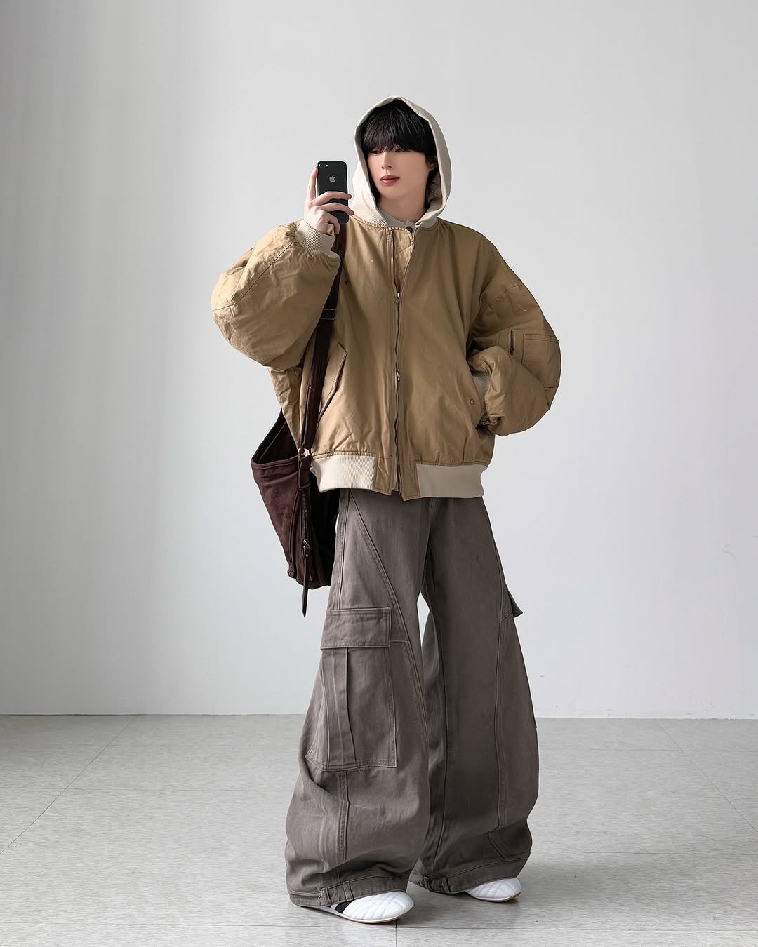 Photo by 영재/유어너스 on November 05, 2025. May be an image of duffle coat, goosedown coat, sweatpants, jacket, parka and text.