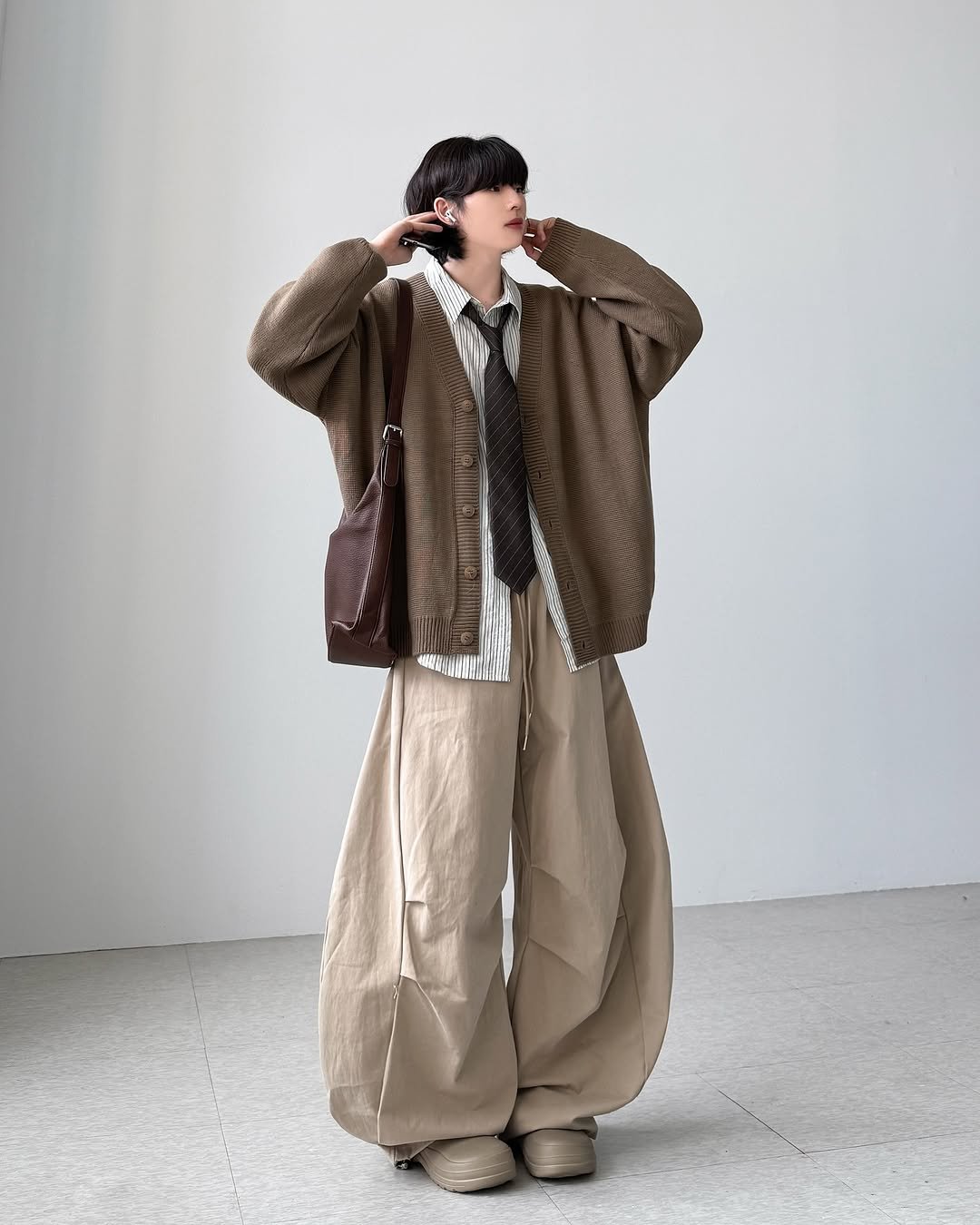 Photo by 영재/유어너스 on September 10, 2025. May be an image of 1 person, duffle coat, overcoat, jacket, parka and text.