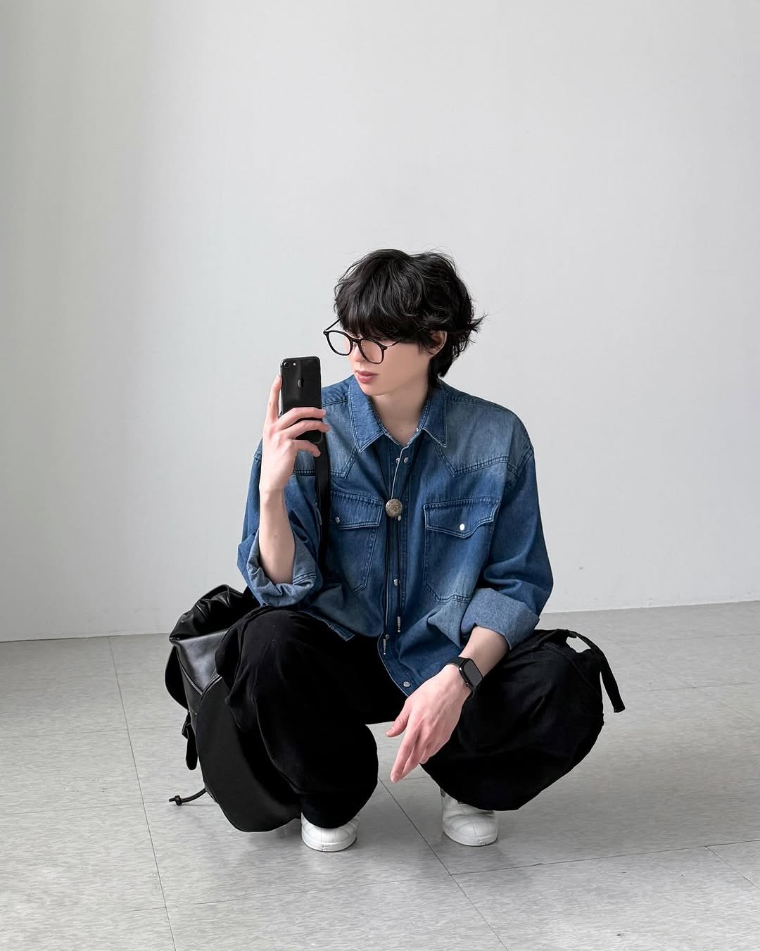 Photo by 영재/유어너스 on February 25, 2026. May be an image of one or more people, hair, duffle coat, phone, mirror and text.