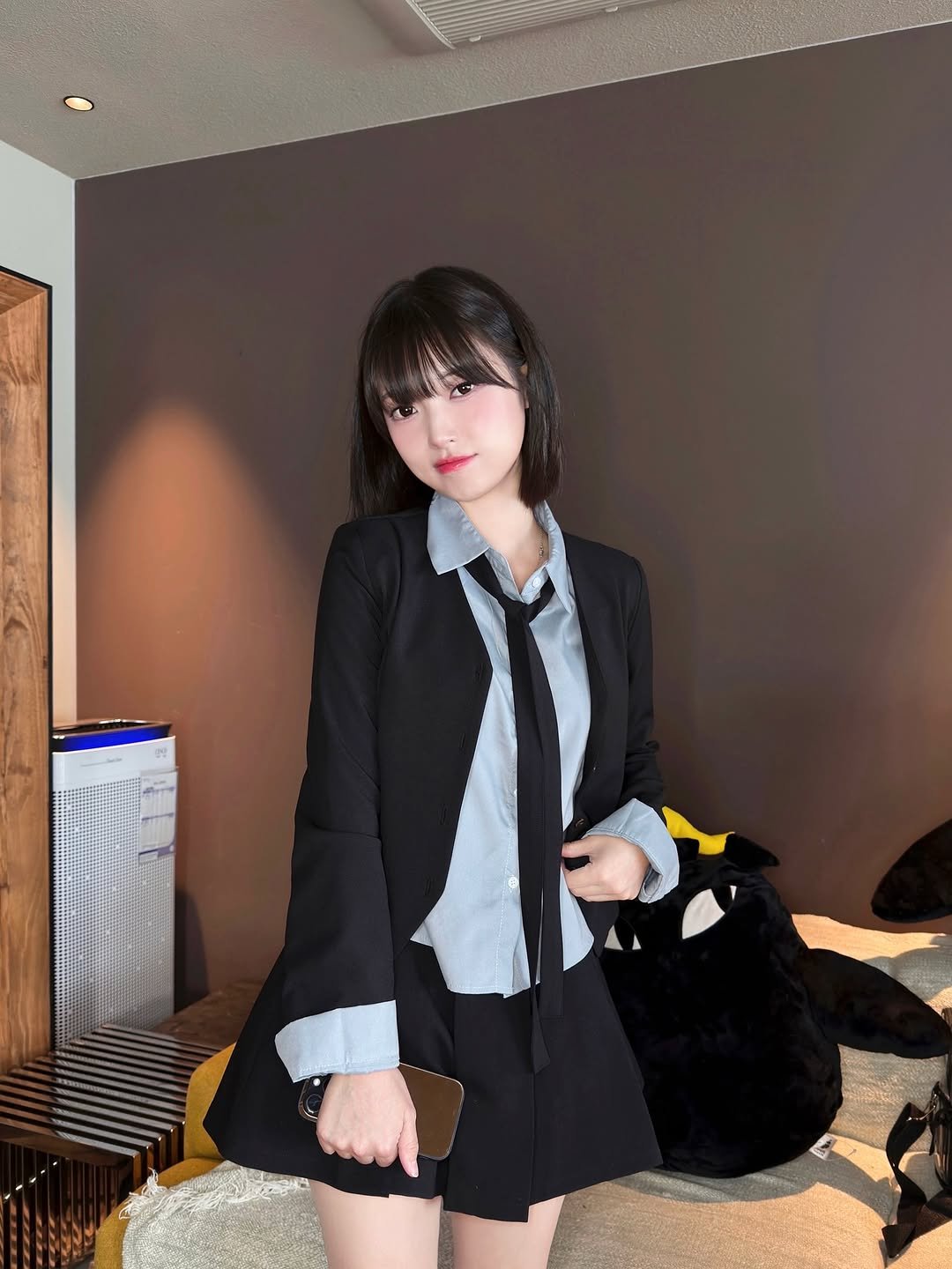 Photo by 박다혜 on November 08, 2025. May be an image of suit, blazer, miniskirt, bath robe and text.