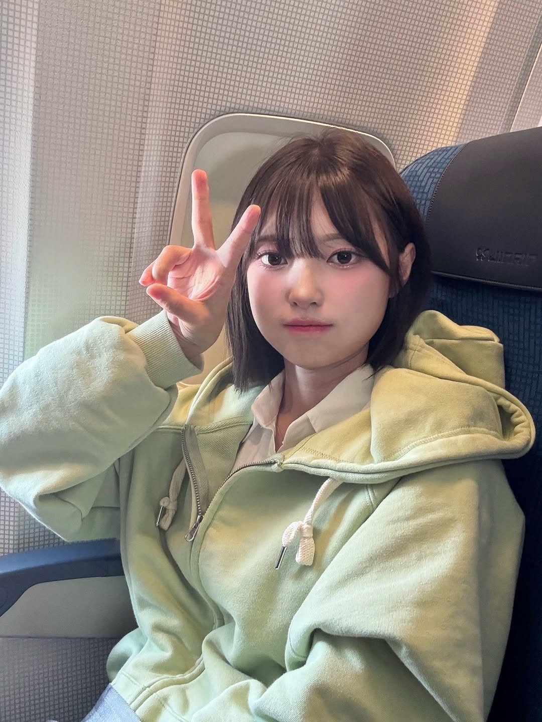 Photo by 박다혜 on October 14, 2025. May be an image of one or more people, hair, parka and text.