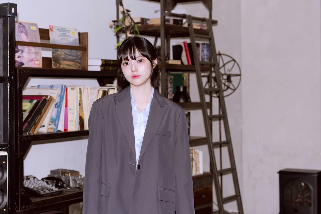 Photo by 박다혜 on April 09, 2026. May be an image of duffle coat, overcoat, bolo tie, blazer and text.