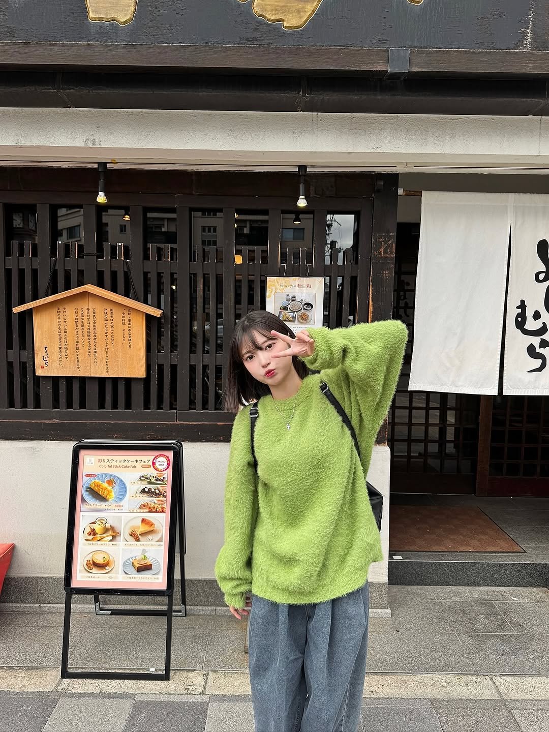 Photo by 박다혜 on October 26, 2025. May be an image of duffle coat, bath robe, parka and text.