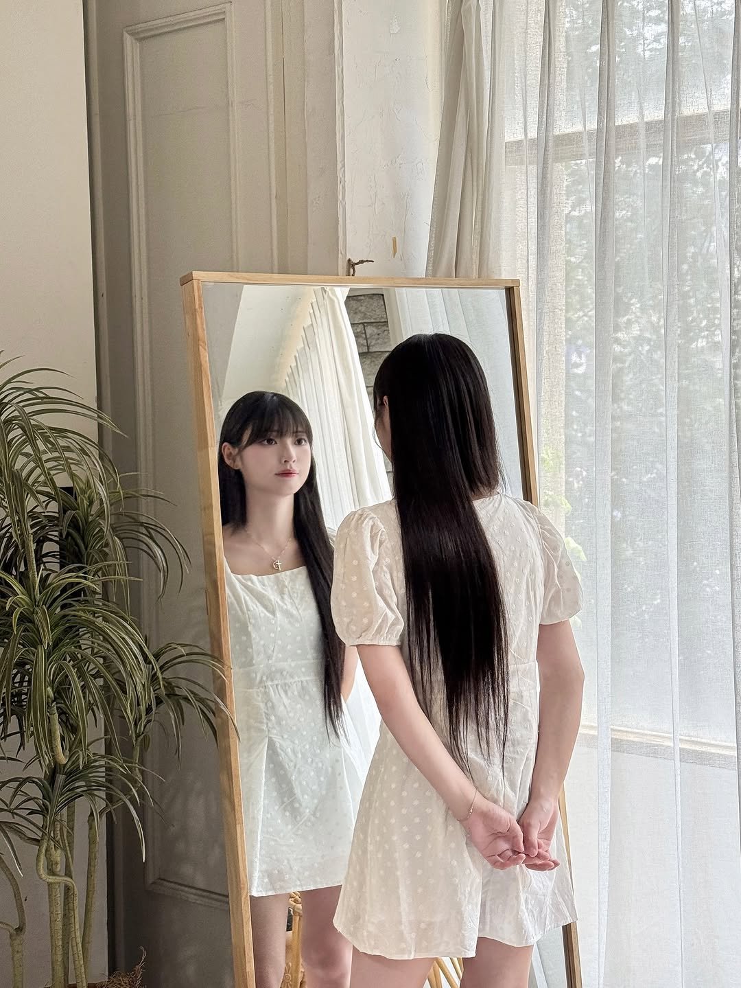 Photo by 박다혜 on August 06, 2025. May be an image of 2 people, slip, sleepwear, mirror, dress and text.