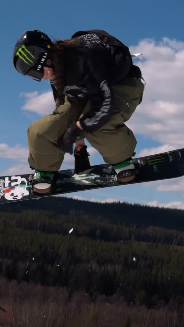 oakleysnowboarding 게시물 이미지: Cruising laps with @mia_brookes at...