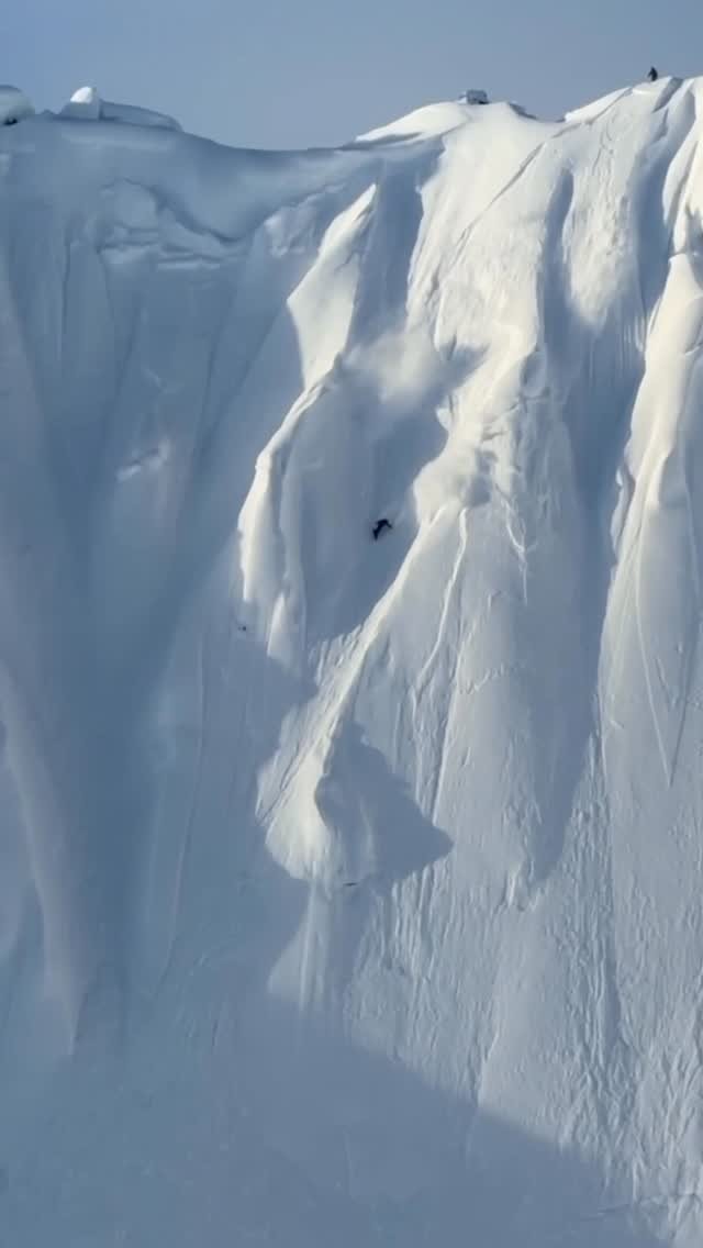 oakleysnowboarding 게시물 이미지: @sagekotsenburg boosting down the face 🏔️
#TeamOakley
