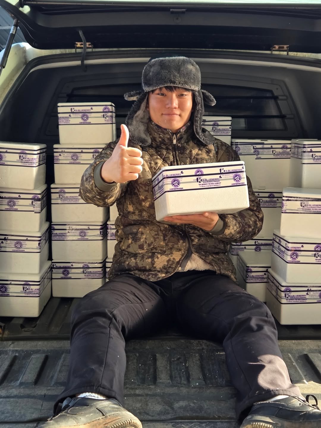 Photo by 오베리 | 초생재배 블루베리 농장 on December 16, 2025. May be an image of petfood, box and text.