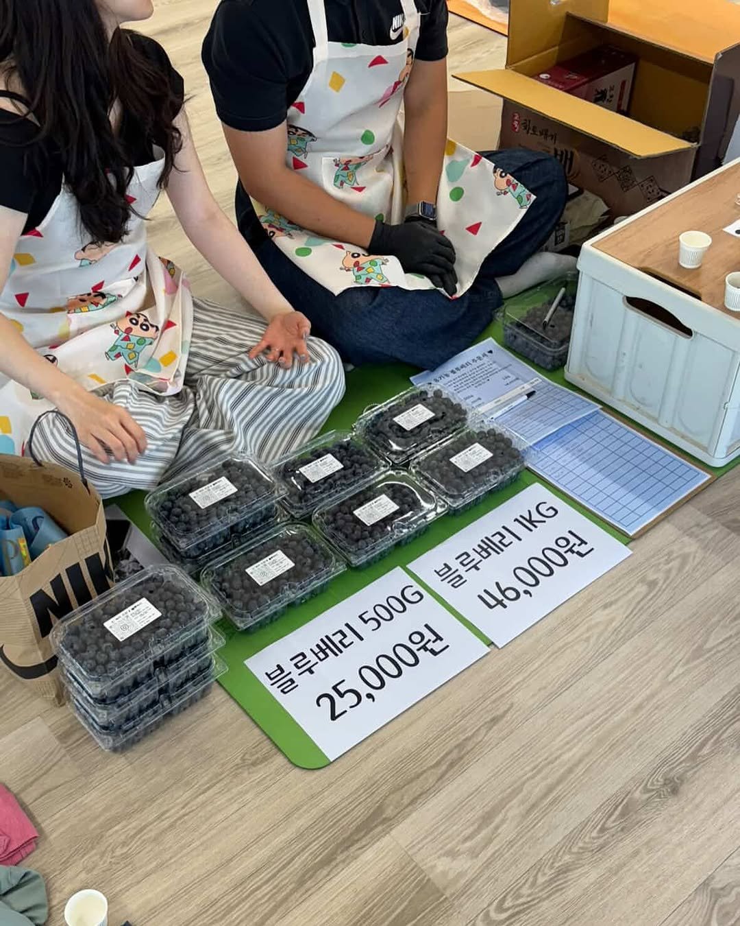 Photo by 오베리 | 유기농 블루베리 농장 on May 20, 2025. May be an image of ‎2 people, clothes iron and ‎text that says '‎غهر 블루베리1KG 루베리 IKG 500G 46,000 Ih 글루베리500G 블 르베리 25,000원‎'‎‎.