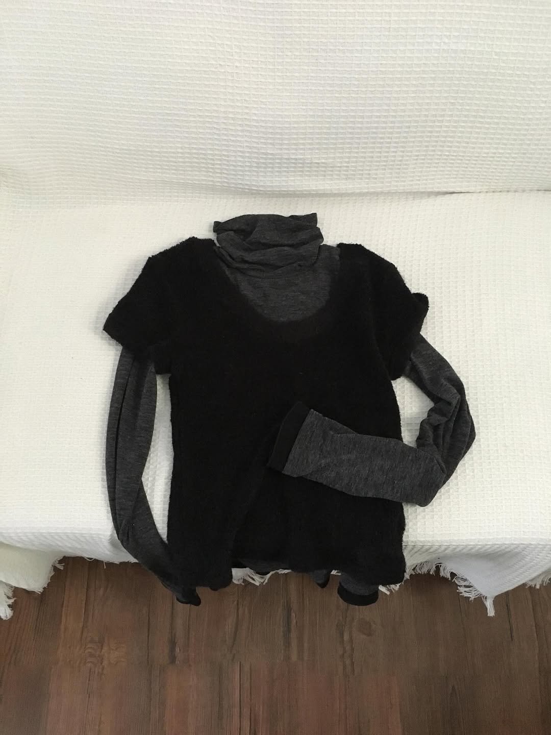 Photo by 오베럴 | obetter on December 15, 2025. May be an image of sweater, fleece, cardigan, turtleneck and text.