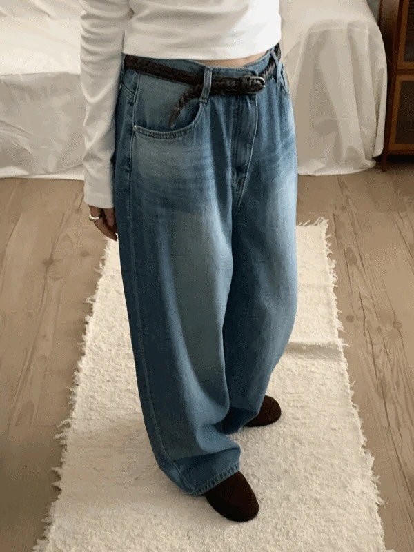 Photo by 오베럴 | obetter on February 22, 2026. May be an image of pants and text.