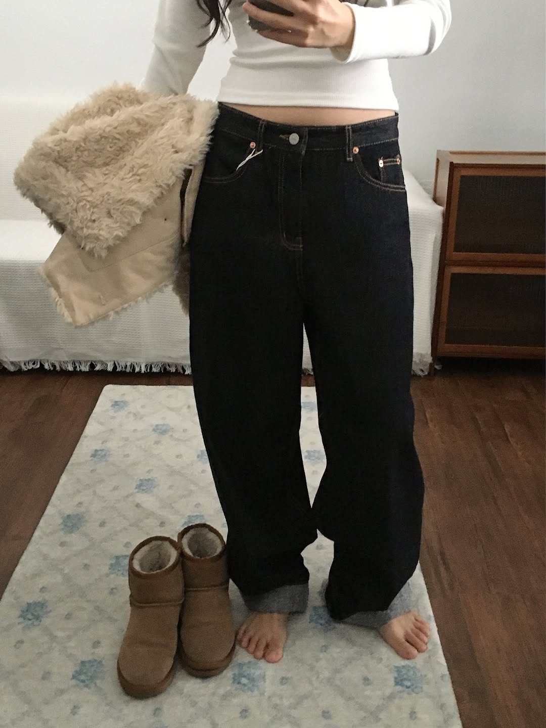 Photo by 오베럴 | obetter on November 16, 2025. May be an image of pants, sweatpants, turtleneck and text.