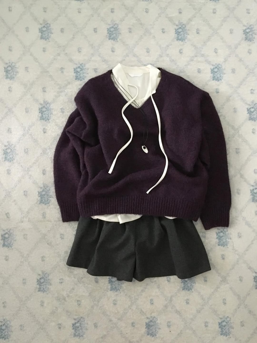 Photo by 오베럴 | obetter on December 21, 2025. May be an image of duffle coat, knit, shorts, fleece, cardigan, miniskirt, sweater and text.