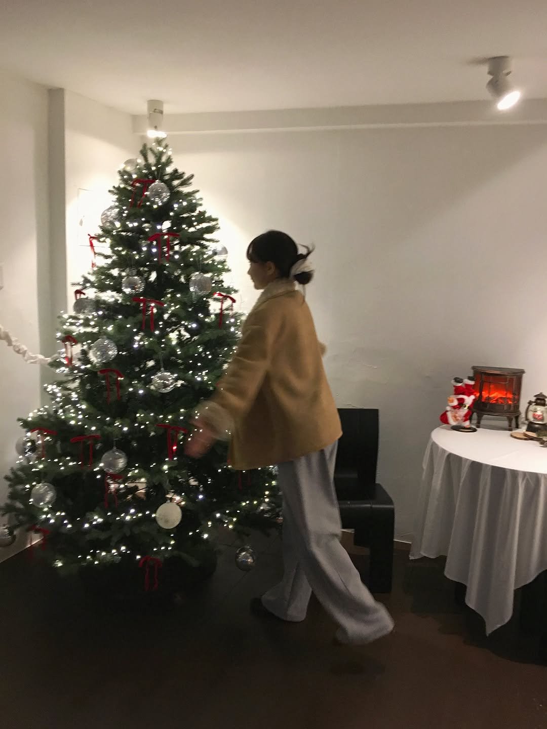 Photo by 오베럴 | obetter on November 14, 2025. May be an image of christmas tree, overcoat, tinsel and text.