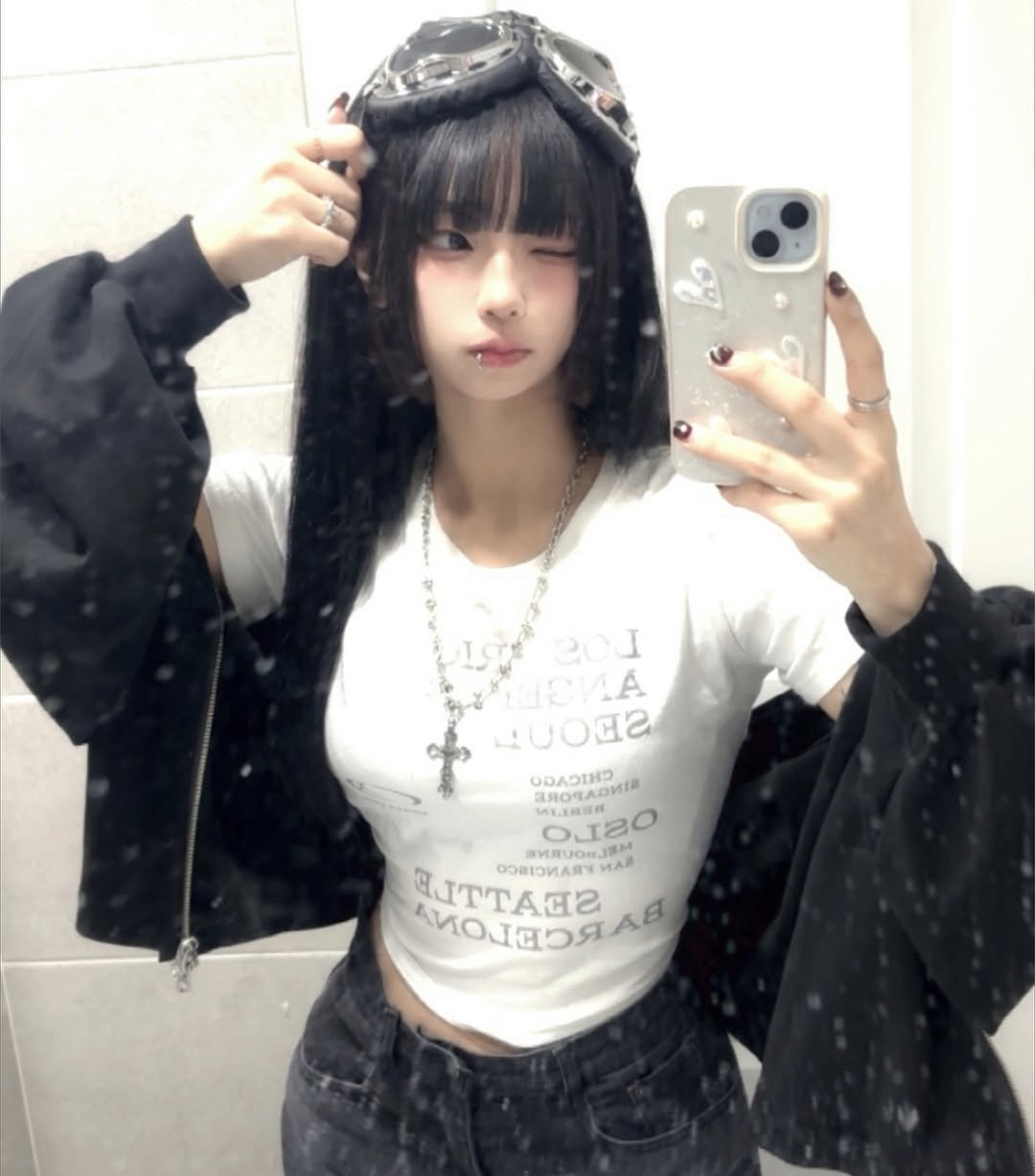 Photo shared by 탈닌 タニ on August 08, 2025 tagging @vlvd_official. May be a selfie of 1 person, hair, phone, top, mirror and text.