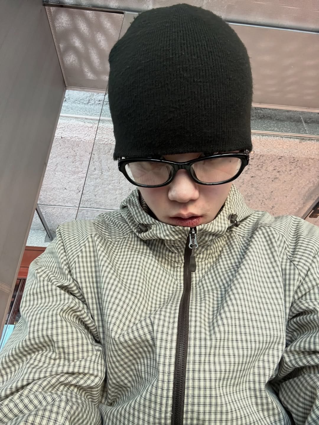 Photo by 오담사리🏠☁️ on January 30, 2026. May be a selfie of face mask, parka and beret.