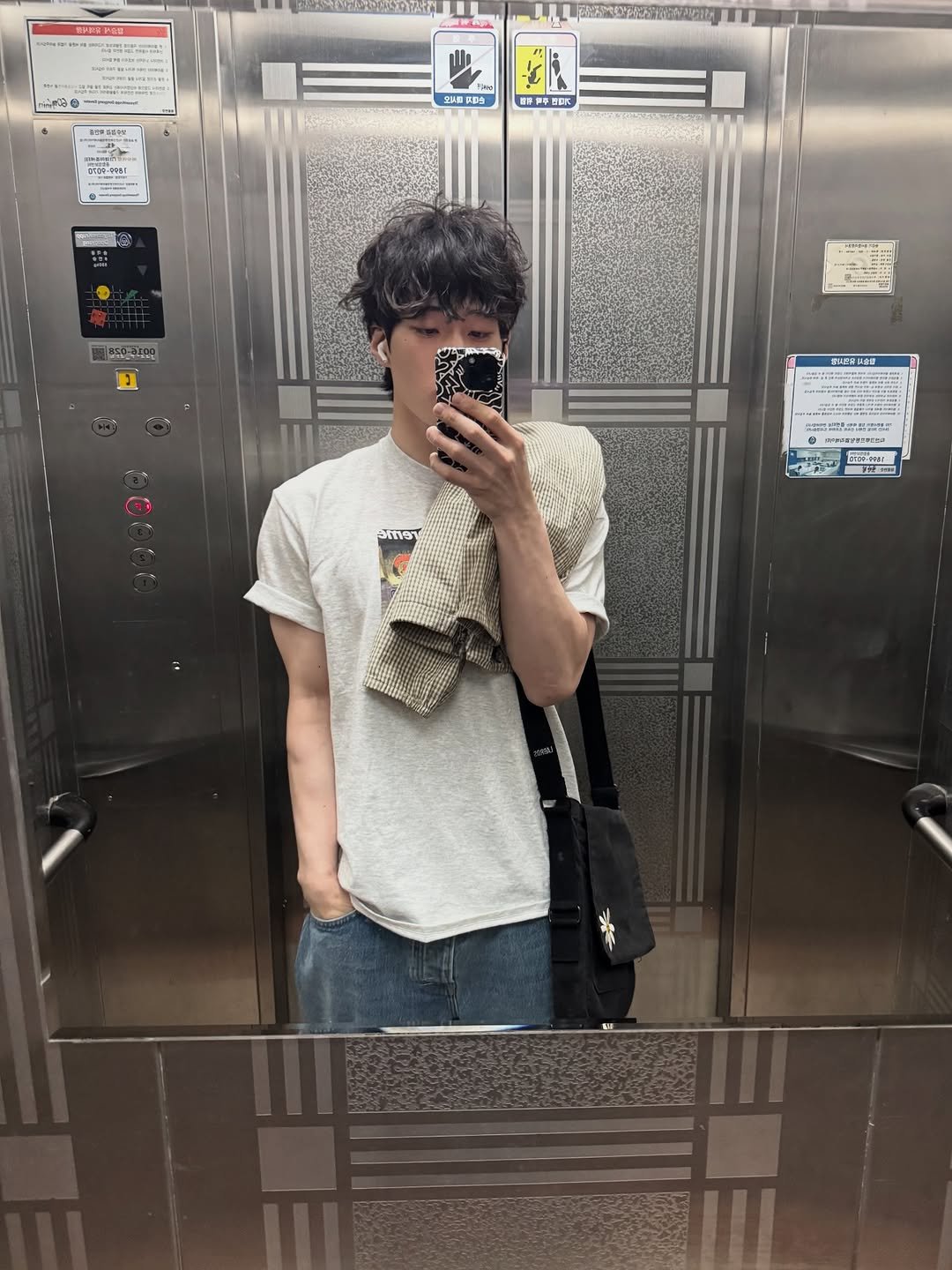 Photo by 오담사리🏠☁️ on April 14, 2026. May be an image of mirror, bandanna, sling and text.