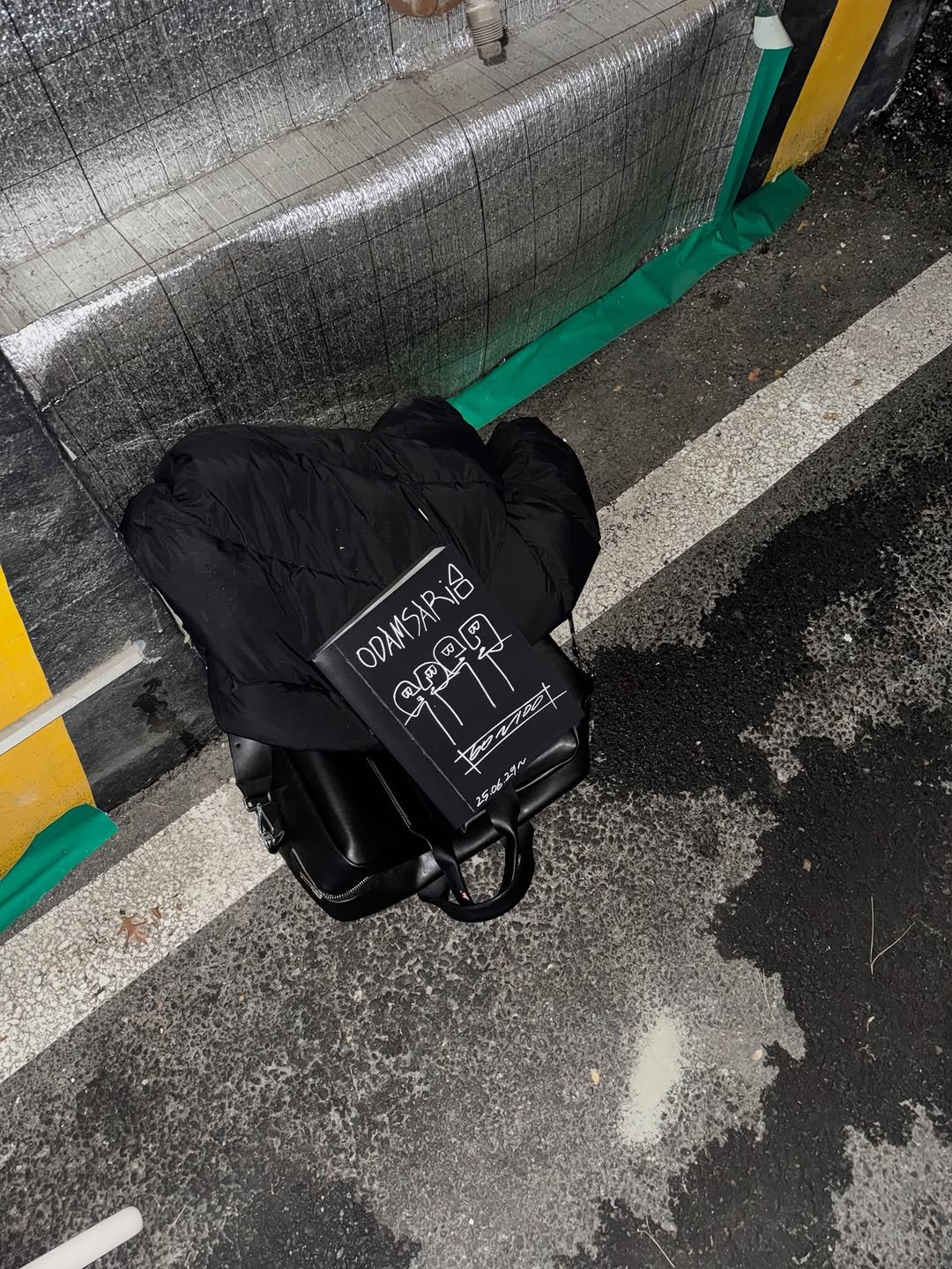 Photo by 오담사리🏠☁️ on February 09, 2026. May be an image of parking meter, umbrella, shopping cart, dustpan, garbage, street and curb.