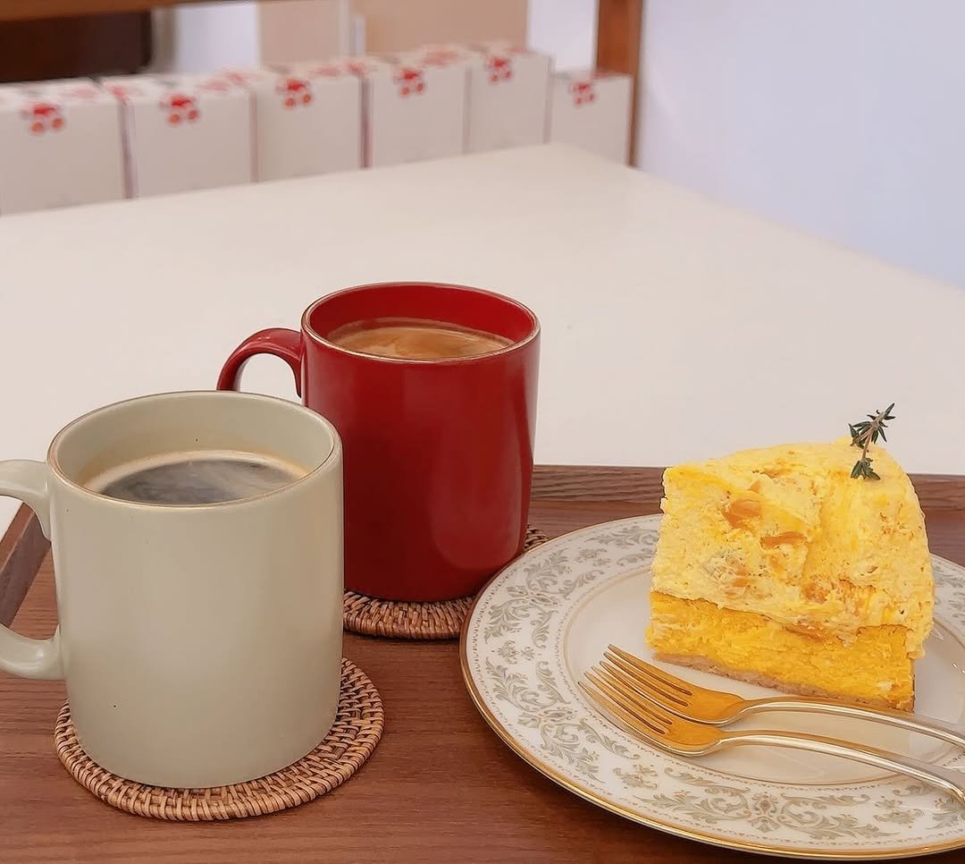 Photo by OF Oui 오브위 on April 16, 2026. May be an image of chiffon cake, coffee cup, coffee, tableware, cornbread and text.