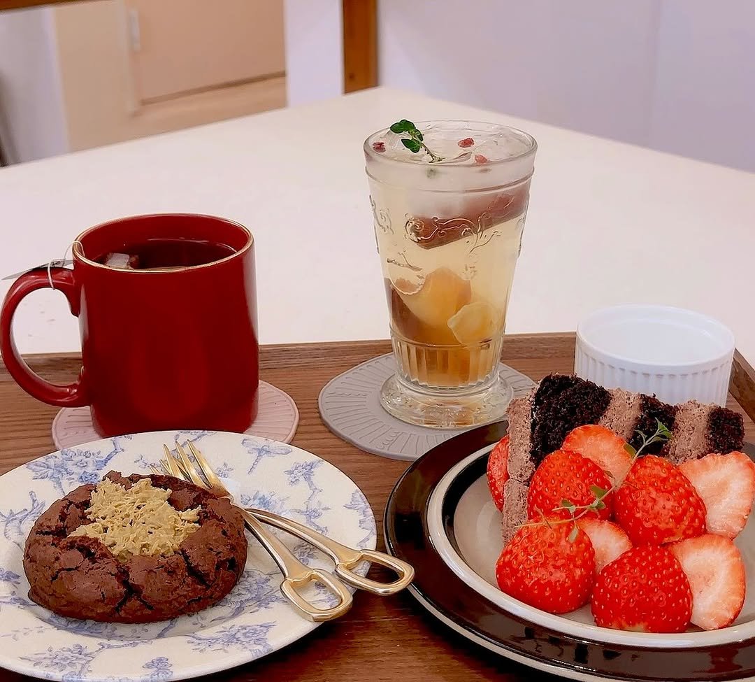 Photo by OF Oui 오브위 on December 17, 2025. May be an image of coconut macaroon, coffee cup, strawberry and text.