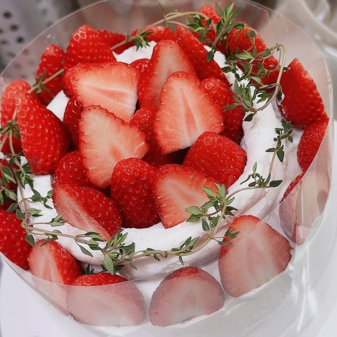 Photo by OF Oui 오브위 on April 24, 2026. May be an image of strawberry, chiffon cake, cheesecake, fruitcake and text.