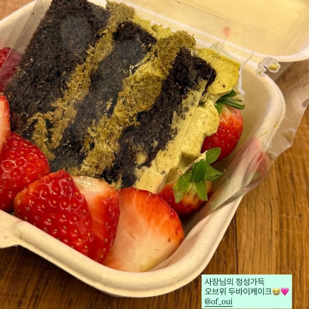 Photo by OF Oui 오브위 on February 06, 2026. May be an image of chiffon cake, sandwich, strawberry, cheesecake, brownie, tiramisu and text that says '사장님의 사장님의정성가득 정성가득 오브위 두바이케이크 @of_oui @of_'.