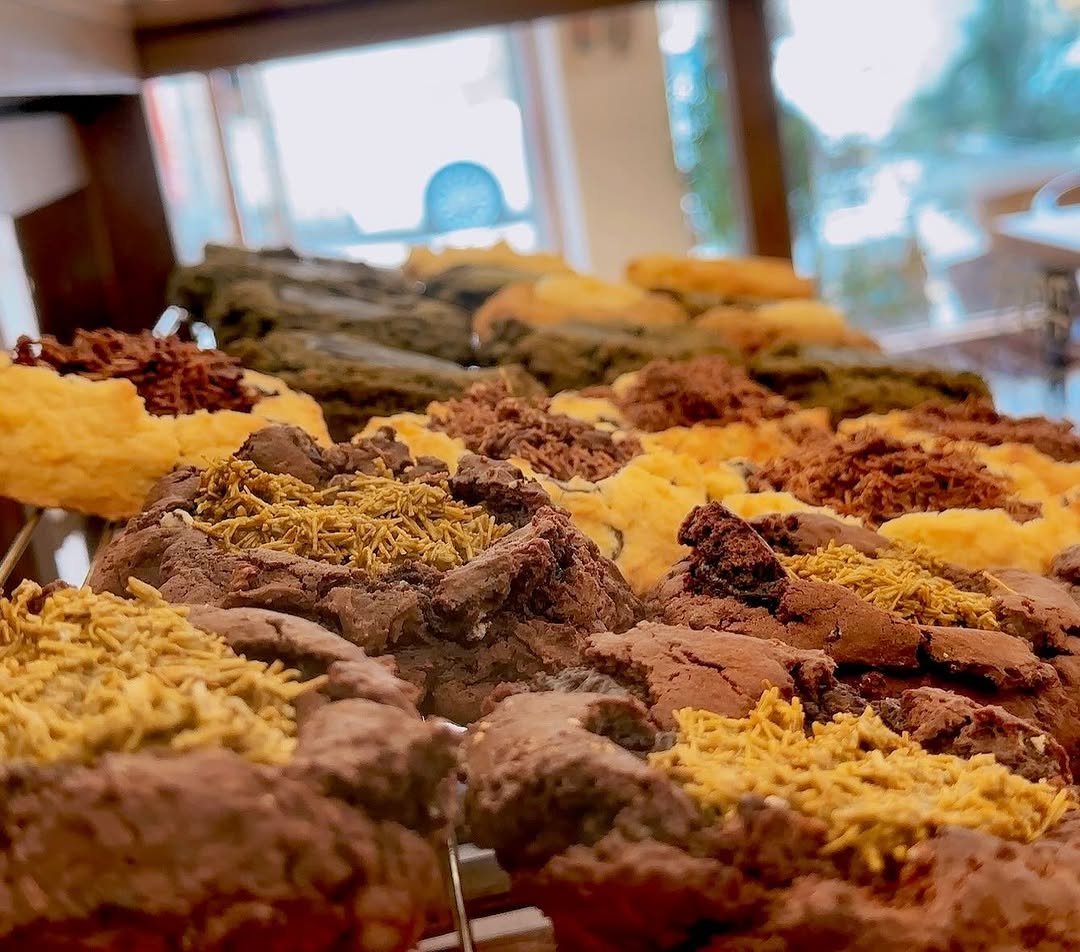 Photo by OF Oui 오브위 on April 10, 2026. May be an image of crumbcake, babka, rye bread, coconut macaroon, chiffon cake, scone, baked goods, brownie, muffin, cornbread, raisin and text.