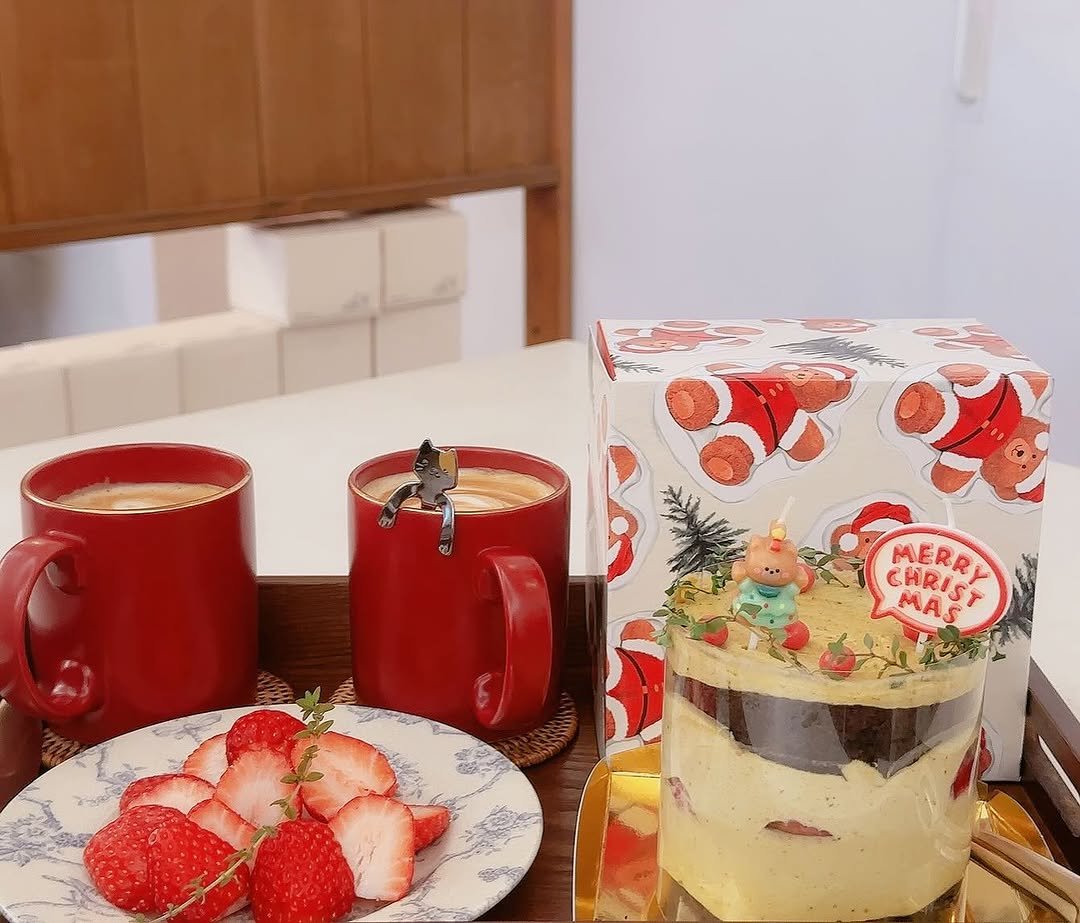 Photo by OF Oui 오브위 on December 26, 2025. May be an image of strawberry, coffee cup, chiffon cake, cheesecake, tiramisu, fruitcake and text.