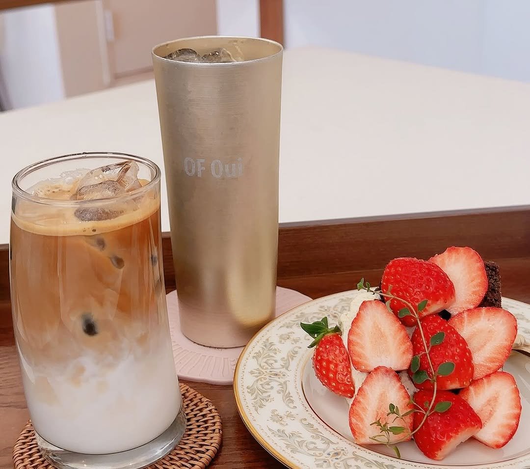 Photo by OF Oui 오브위 on December 12, 2025. May be an image of coffee cup, strawberry, coffee, tableware, carafe and text that says 'OF OFOui Qui'.