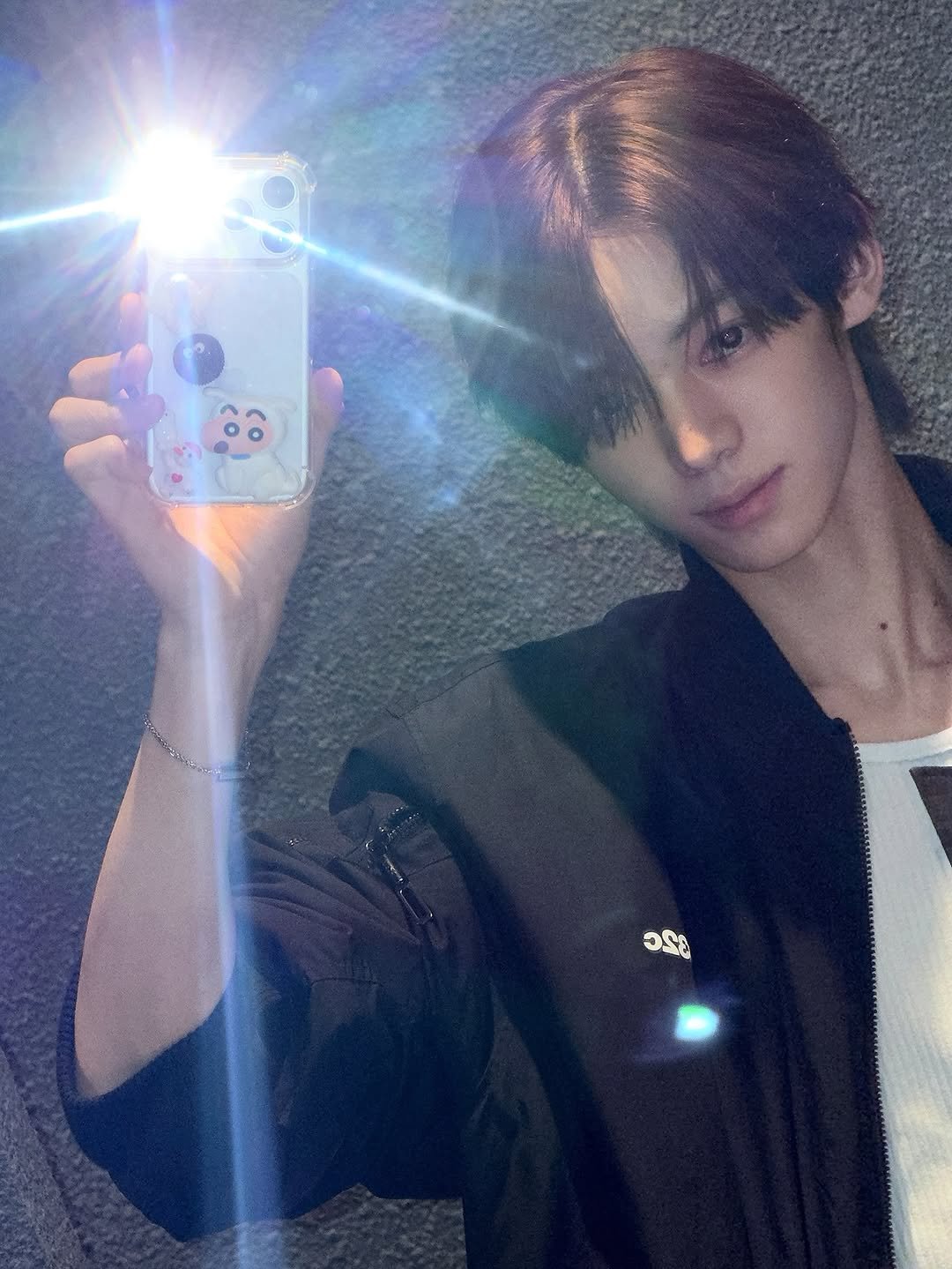 Photo by TWS 투어스 FANPAGE on February 05, 2026. May be a selfie of one or more people, bangs, top, mirror and text that says '၁၀ 1 49 ၁'.