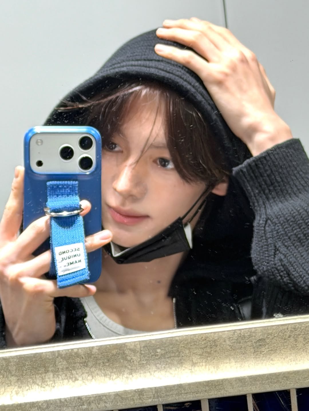 Photo by TWS 투어스 FANPAGE on March 02, 2026. May be an image of phone, mirror and text.