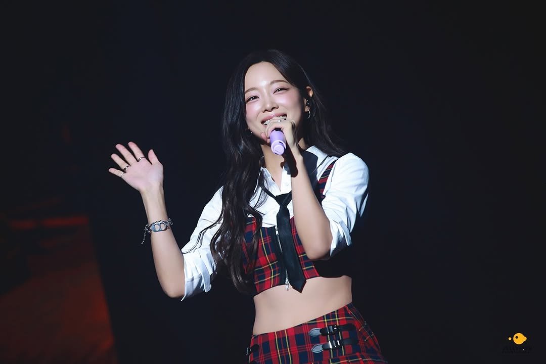 Photo shared by 김세정 (KIM SEJEONG) on February 18, 2026 tagging @clean_0828. May be an image of top, concert and text.