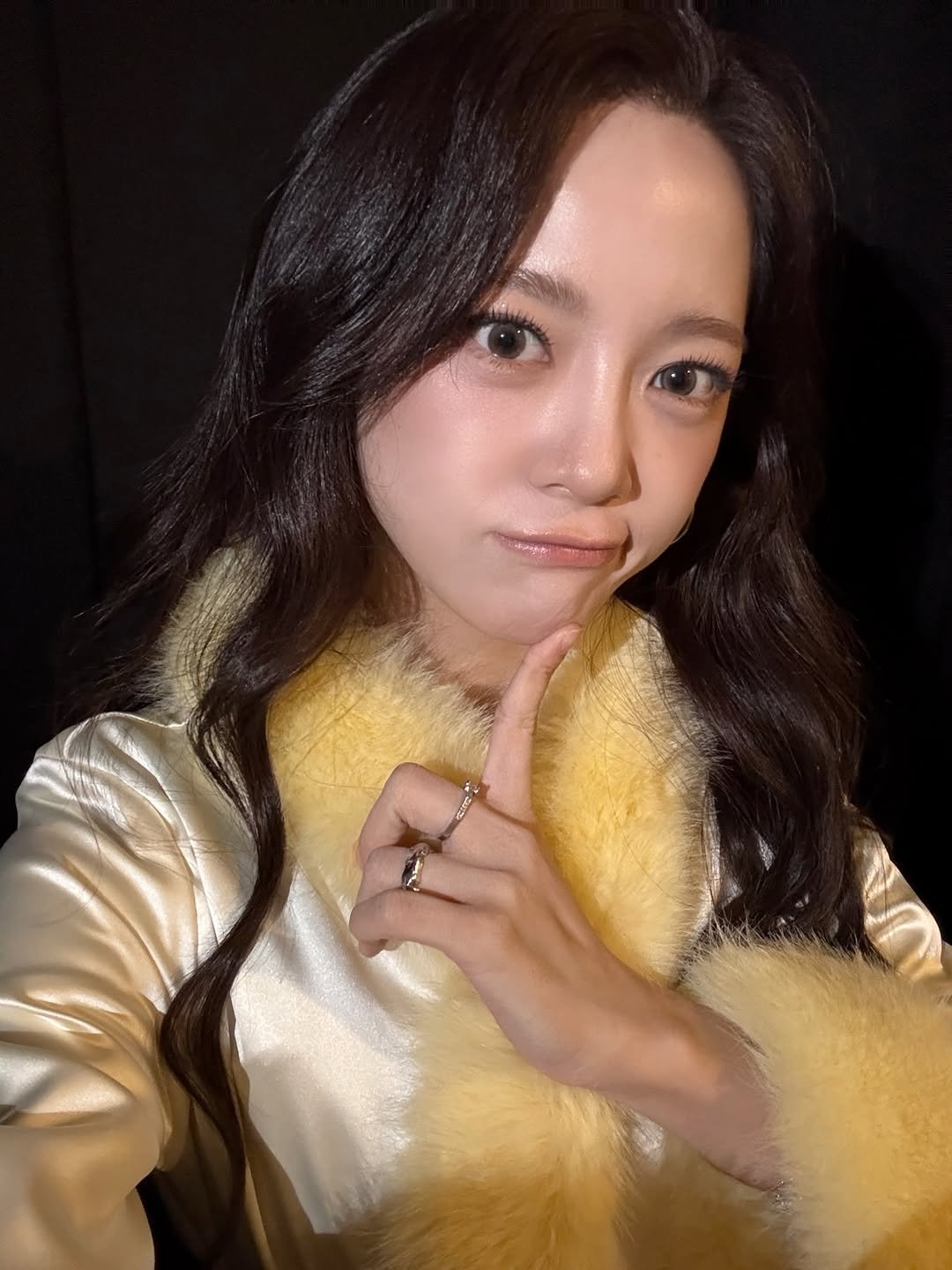 Photo shared by 김세정 (KIM SEJEONG) on February 21, 2026 tagging @clean_0828. May be an image of one or more people, hair, goosedown coat, parka and text.