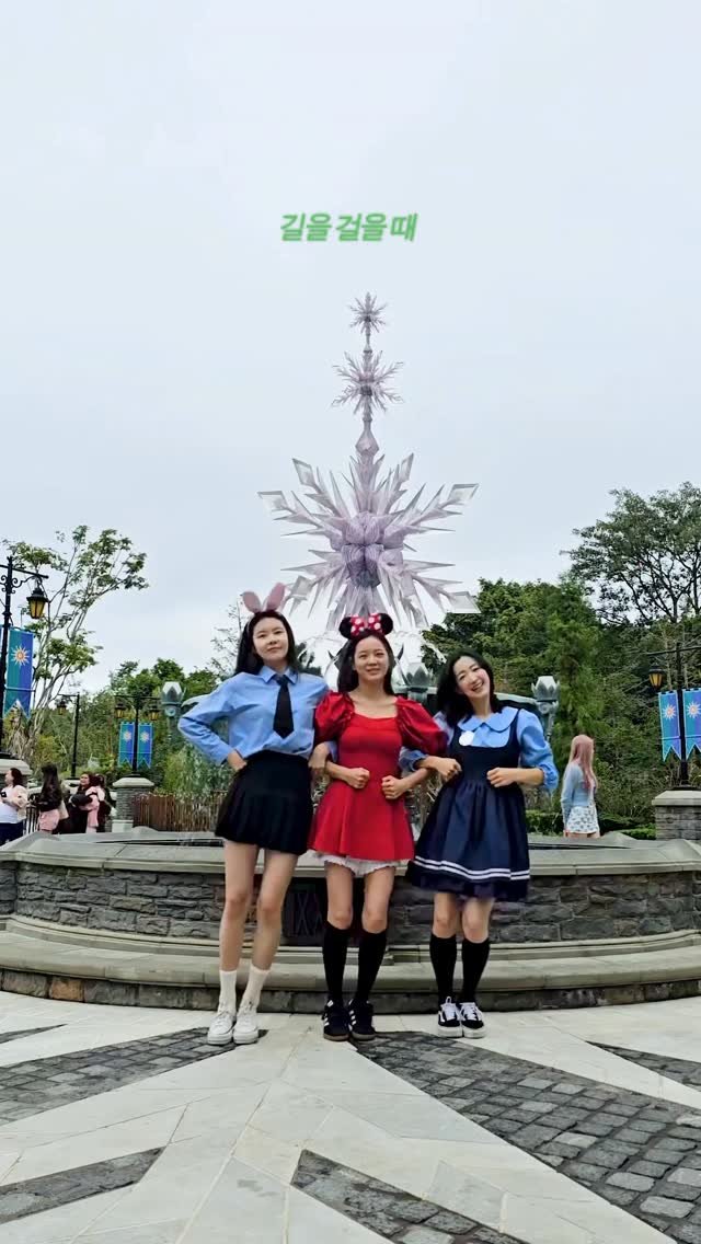 official_kimsejeong 게시물 이미지: 영어로 괜히 LOVE 𓂃༞♡
with #신보라 #김나영
@newprple...