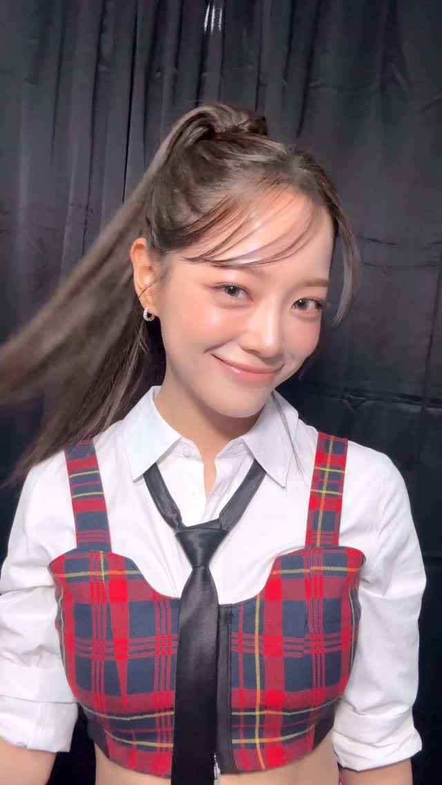 official_kimsejeong 게시물 이미지: 💛➤ ➤ ➤ ❤️🖤

#김세정 #KIMSEJEONG
#열번째편지...